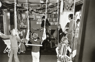 600140 Afbeelding van enkele kinderen in de experimentele flat Marowijnedreef 1-51 te Utrecht tijdens een ...